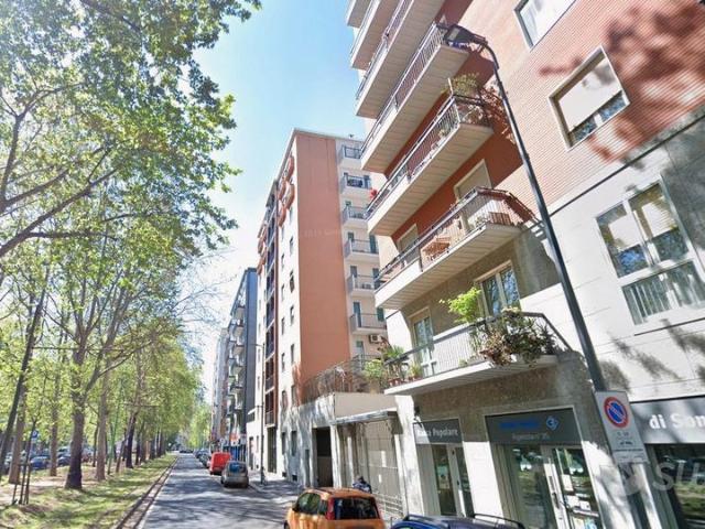 Trilocale in zona Isola con due balconi privati