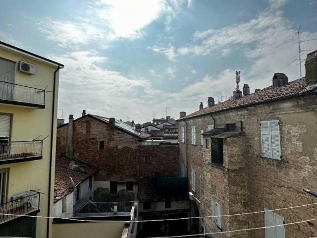 Trilocale ottimo stato, quinto piano, Via Taverna Ospedale, Piacenza