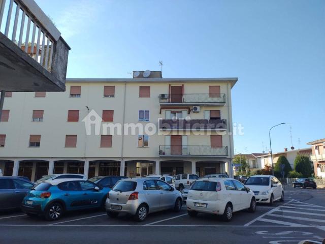 Trilocale piazza Martiri 33, Centro, Bondeno