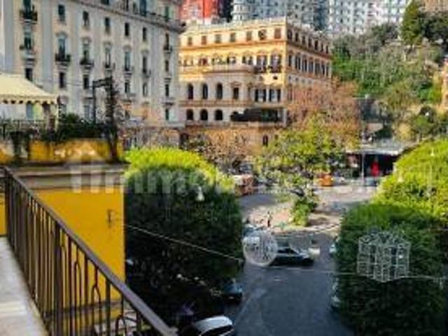 Trilocale piazza Amedeo 1, Chiaia, Napoli