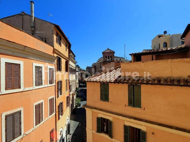 Trilocale piazza di San Paolo alla Regola 34, Campo de' Fiori, Roma