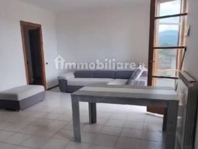 Trilocale piazza Don Giuliano Ravedoni, Centro, Pella
