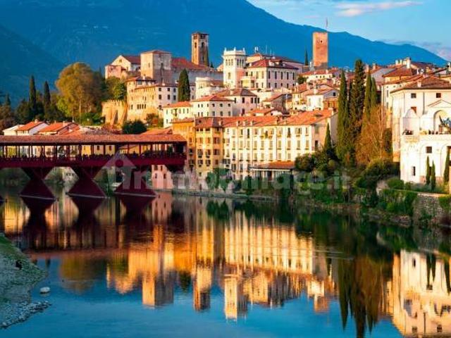 Trilocale piazza Libertà, Centro, Bassano del Grappa
