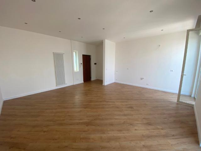 Trilocale ristrutturato in via regina 57, Casamassima