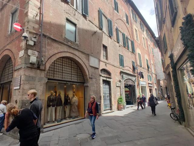 Trilocale ristrutturato, Lucca centro storico