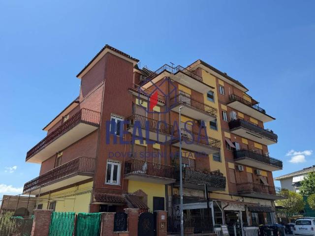 Trilocale via Buscemi 68, Borghesiana, Roma