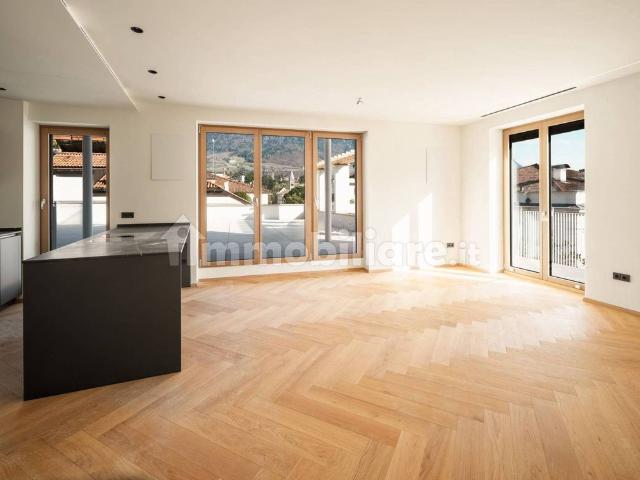 Trilocale via Cassa di Risparmio 2, Centro, Merano