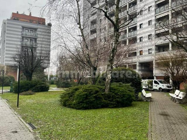 Trilocale via Cividale del Friuli 15, Bisceglie, Milano