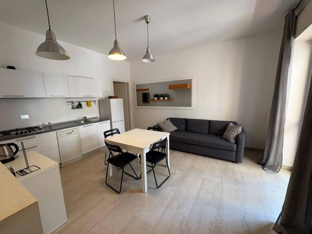 Trilocale via Col Moschin 11, Corso San Gottardo, Milano