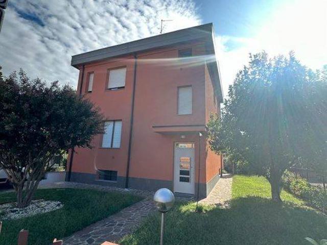 Trilocale via Rosmini 10, Trezzo sull'Adda