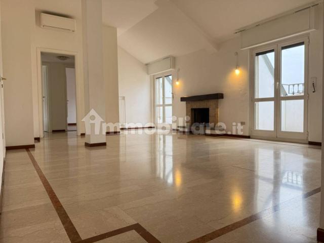 Trilocale via San Luca 10, Ticinese, Milano