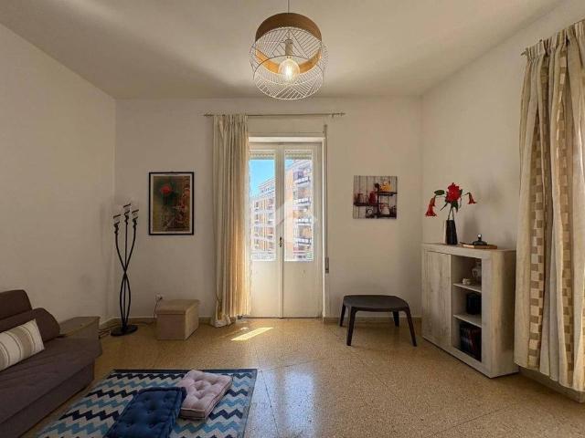 Trilocale via Santi 8, Centro Storico, Brindisi