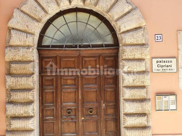 Trilocale via Umberto I 23, Centro, Norcia