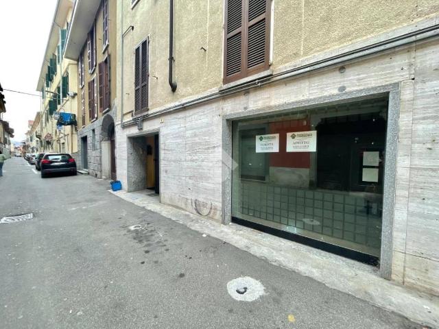 Trilocale via valenzasca 4, Centro, Borgomanero
