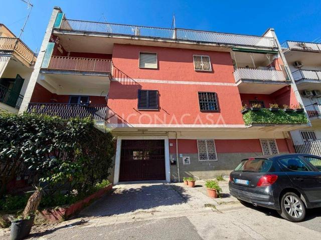 Trilocale via Vicinale Croce di Piperno, Soccavo, Napoli