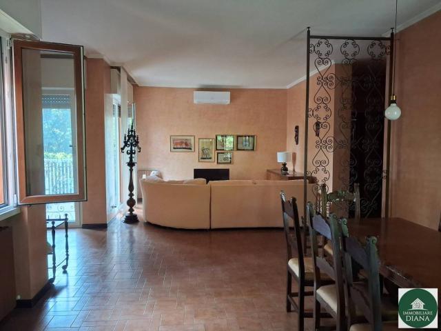 Trilocale viale Italia 17, Centro, Rho