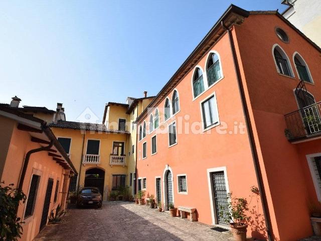 Trilocale vicolo della giasara 6, Centro, Schio