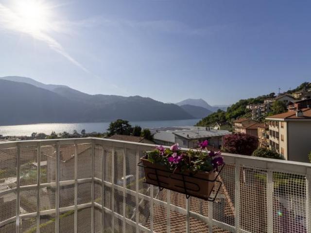 Trilocale vista lago a Mandello del Lario con posto auto 280