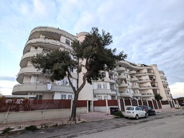 Trilocale vista mare in via tolomeo, Trani