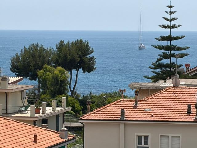 Trilocale vista mare in corso felice cavallotti 195, San Remo