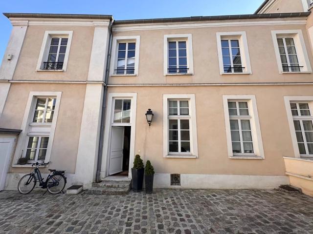 Triplex au coeur du centre dans un ancien hotel particulier