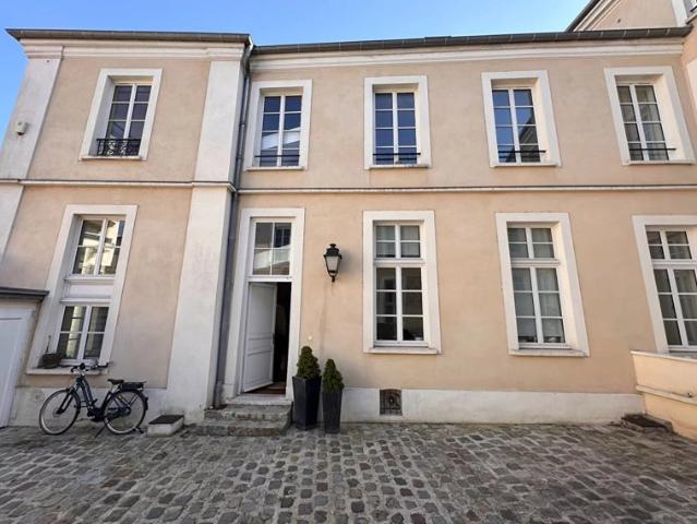 Triplex au coeur du centre dans un ancien hotel particulier