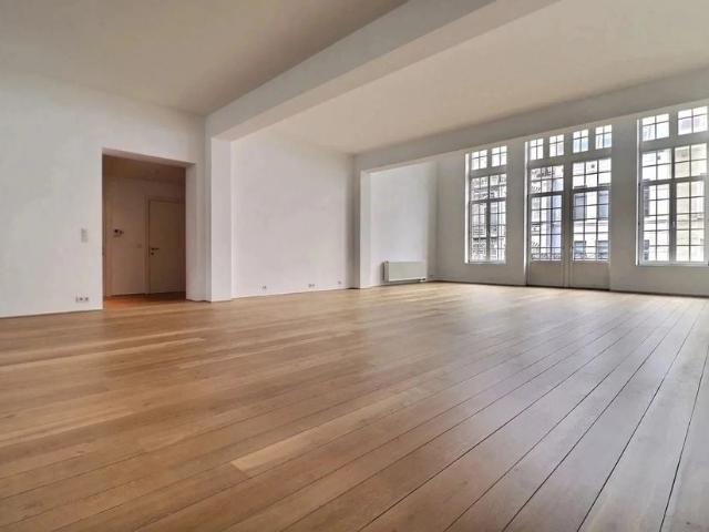 Triplex à louer pour 4680 euro avec 3 chambres à coucher