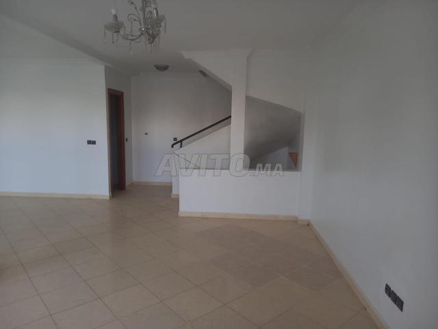 Triplex à rénover bien situé à Harhoura