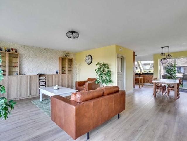 TRIPLEX APPARTEMENT MET 3 SLPKS, 2 BADKAMERS EN RUIME GARAG