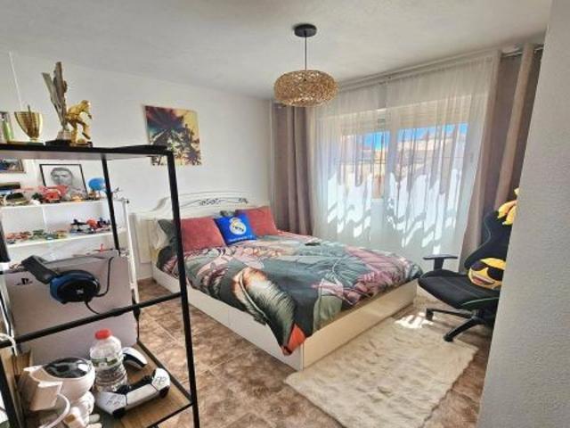 Tríplex con solárium privado y piscina comunitaria en Punta Prima