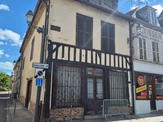 VENTE TROYES Triplex de 96 m2 à rénover et à fort potentiel, au cœur du BOUCHON de Champagne