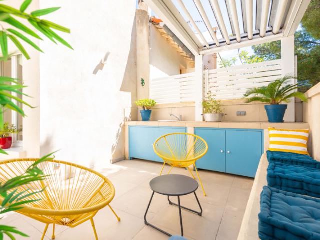 Triplex + deux terrasses + deux garages rare à la vente