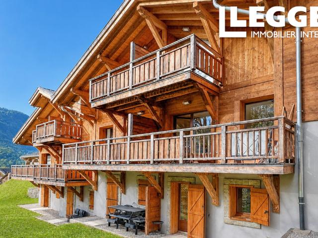 Triplex exposé sud est avec 3 chambres, un coin montagne et parking couvert. Proximité du centre de Samoëns