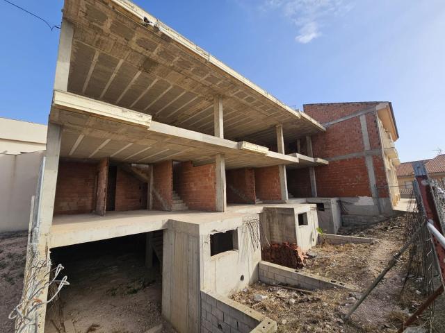 TRIPLEX EN CONSTRUCCIÓN EN EL CENTRO DE FUENTE ÁLAMO