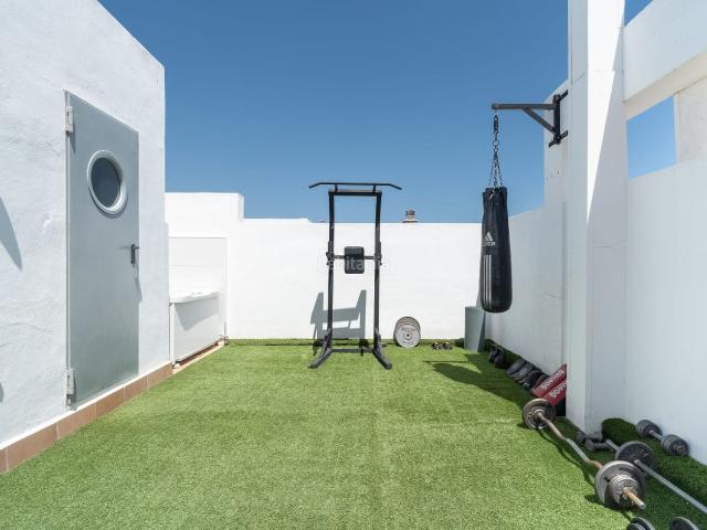 Tríplex en venta en Mijas, La Cala Golf Lagar Martell. Amplio ático tríplex orientado al sur con solárium privado, jacuzzi, vistas a la montaña y excelentes espacios exteriores. Tríplex.