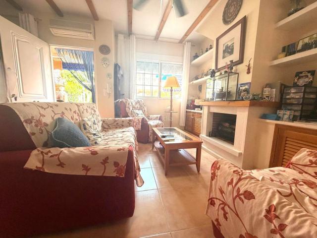 Tríplex en venta en Santa Pola, Gran Playa. Adosado de 3 dormitorios con terraza y solárium, a 600 metros de la playa. Tríplex Santa.