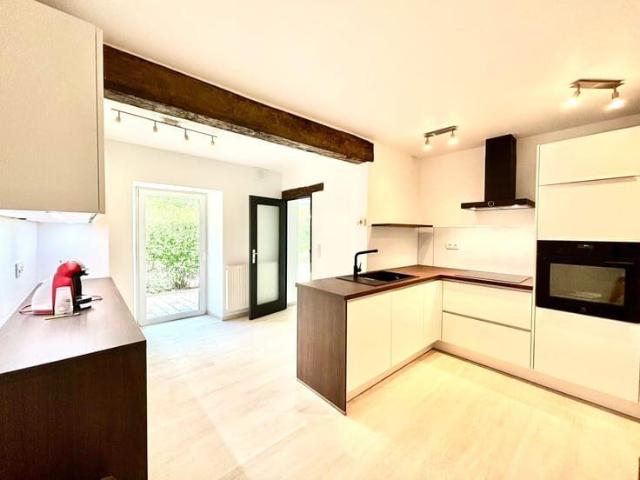 Triplex entièrement rénové avec terrasse à Waltzing !