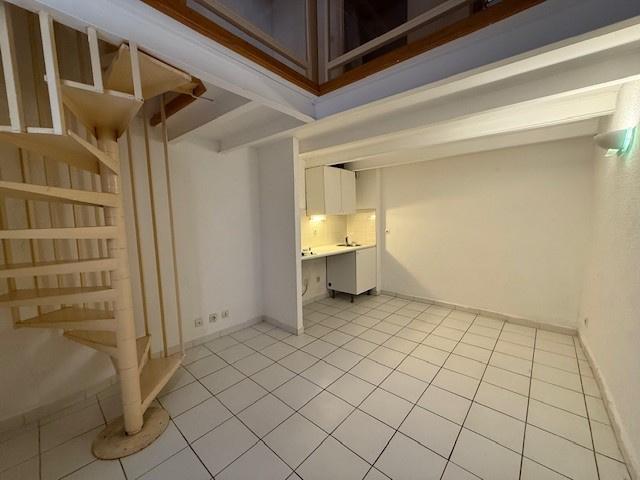 Triplex 32.9 m² 2Pièces Hyères 382 € HAI* HYERES Faux T2 TRIPLEX de 32.90 m²