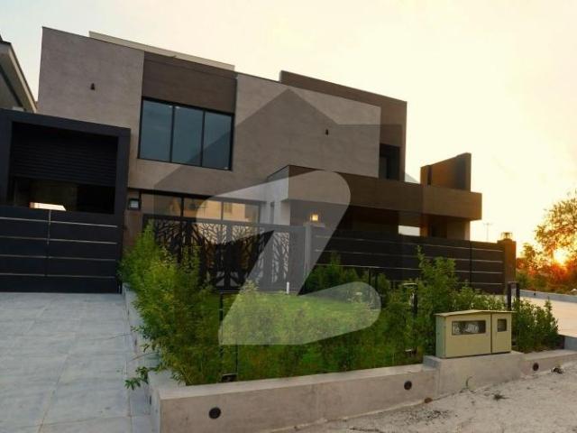 Triple Storey House For Rent D 12