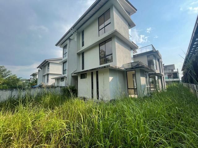 Triple Storey Semi Detached with land Saffron Puteri Heights Rawang