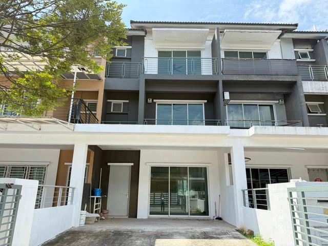 Triple Storey Terrace 5 Room Anggun City Rawang