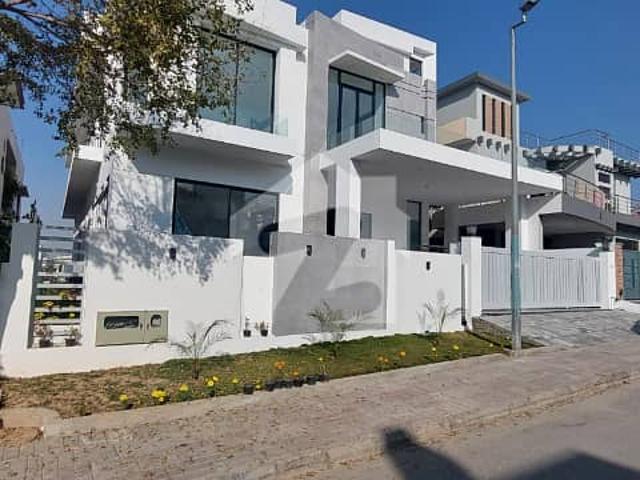 Tripple story, dead end, owner built, height, brand new, excellent location