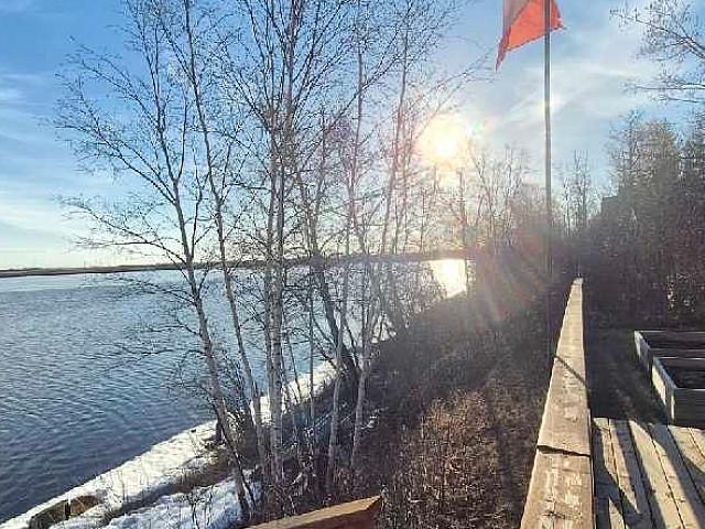 True Lake Front Property!