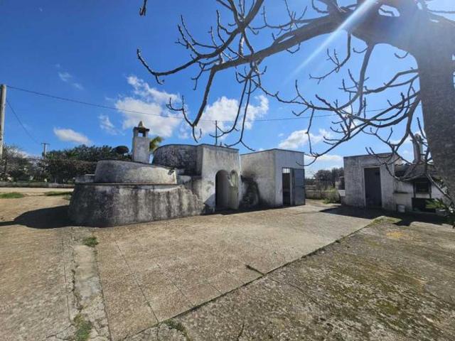 TRULLO SARACENO CON TERRENO C.DA ANTOGLIA VILLA CASTELLI