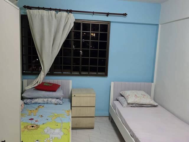 Two common rooms at 113 woodlands street 13 for rent! Aircon wifi!