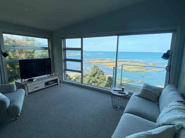 Two bedroom townhouse with sea views