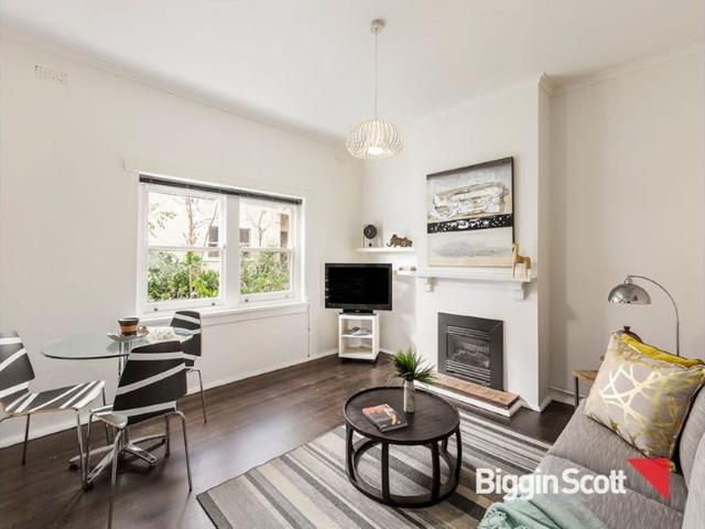 TWO BEDROOM ART DECO, GROUND FLOOR APARTMENT IN PRIME LOCATION