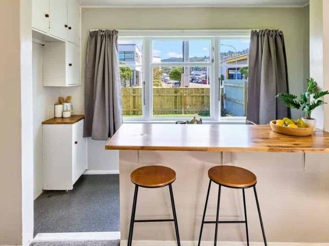 Two bedroom Central Hutt flat with a garage