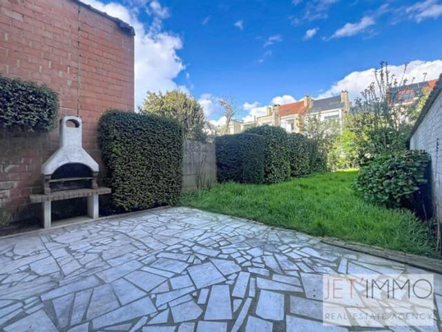 Two bedroom house with garden + garage