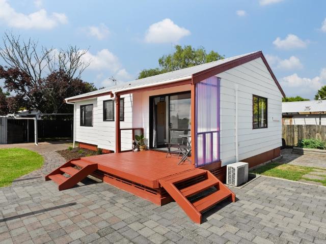 Two Bedroom Stunner In Sought After Fairview Downs